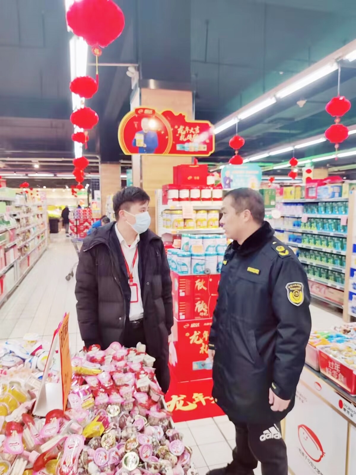 超市自查发现有过期食品，疑被不良职业打假人&ldquo;栽赃&rdquo;